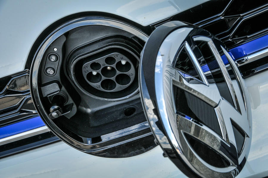 VW Golf GTE uzlādes ligzda